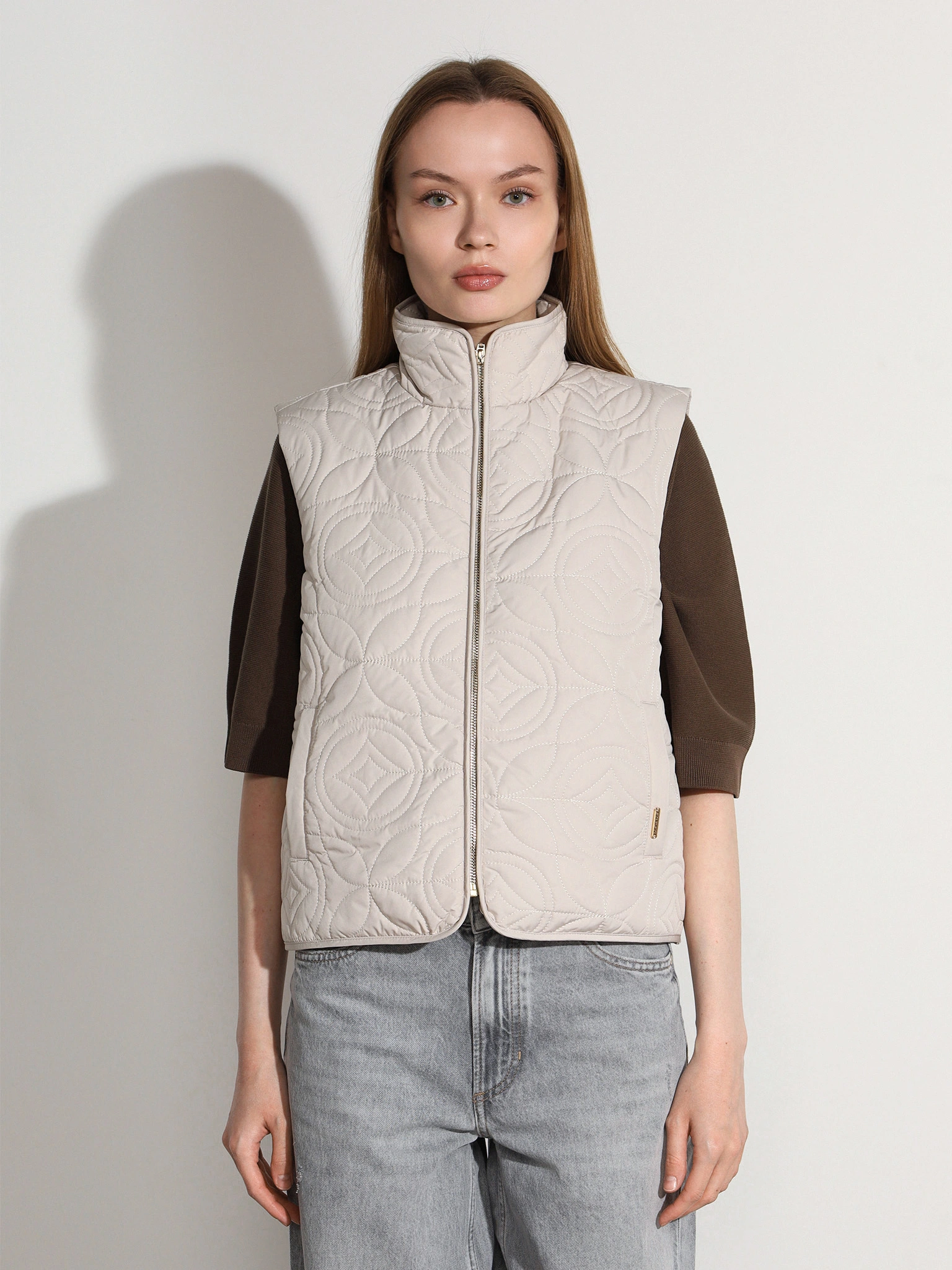 Жилет светло-серого цвета с фигурной стежкой